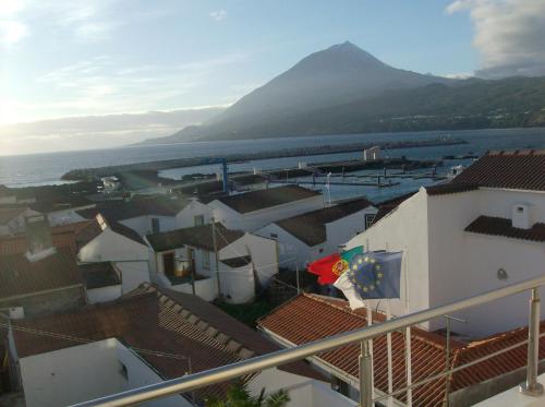a view of a town with a mountain in the background at Alojamento Bela Vista in Lajes do Pico