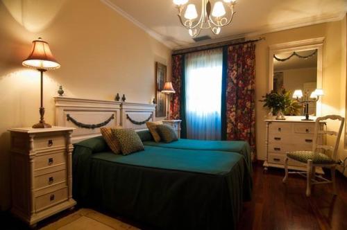 カンバードスにあるPazo a Capitanaのベッドルーム1室(ベッド1台、ドレッサー、鏡付)