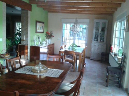 a kitchen and dining room with a table and chairs at Casa Rural Aire in Muro de Alcoy