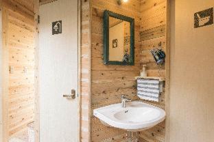 een badkamer met een wastafel en een spiegel bij Ise Guest House Kazami in Ise