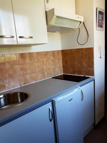 a kitchen with a sink and a counter top at Réf 422, Seignosse océan, Studio proche plage et centre , 2 personnes in Seignosse