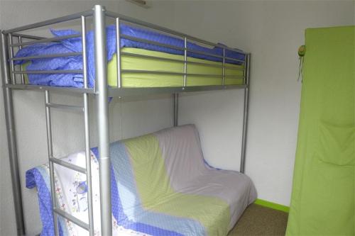 a bunk bed in a room with blue and green at Réf 546, Seignosse océan , Appartement classé 2 étoiles , plage et centre à 5mn, 5 personnes in Seignosse