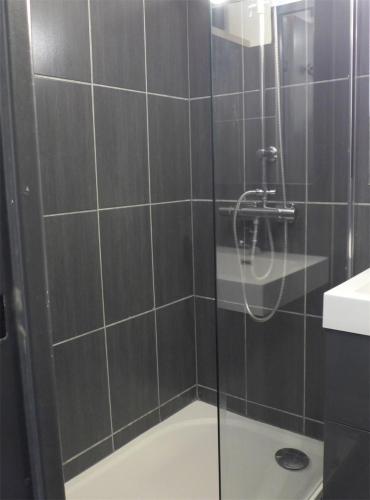 a bathroom with a glass shower with a sink at Réf 539, Seignosse Océan, Appartement à 150m de la plage, proche commerces, 4 personnes in Seignosse