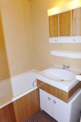 une salle de bain avec un lavabo et une baignoire dans l'établissement Réf 546, Seignosse océan , Appartement classé 2 étoiles , plage et centre à 5mn, 5 personnes, à Seignosse