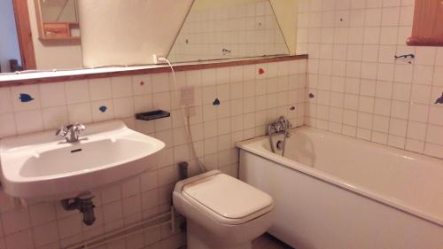 a bathroom with a sink and a toilet and a bath tub at Réf 259, Seignosse océan, Villa Patio au calme, plage et commerces à proximité, 6 personnes in Seignosse
