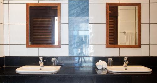 Ένα μπάνιο στο Mombasa Vacations Lux Beach Apartment A19