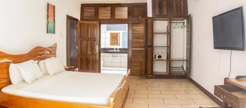 Ένα ή περισσότερα κρεβάτια σε δωμάτιο στο Mombasa Vacations Lux Beach Apartment A19