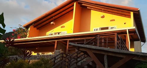 El edificio en el que está la casa vacacional