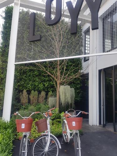 duas bicicletas estacionadas em frente a um edifício em Loyy Hotel em Chiang Mai