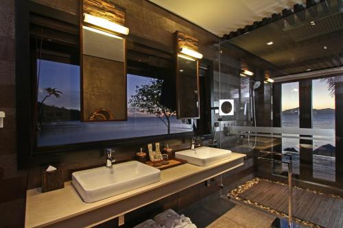 A bathroom at Two Seasons Coron Island Resort