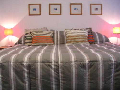 Una cama o camas en una habitación de Unique Loft with Wi-Fi & Netflix