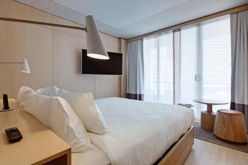 Letto o letti in una camera di Zara Tower – Luxury Suites and Apartments