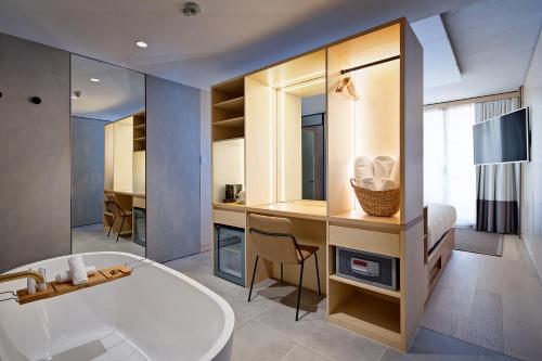 bagno con vasca e lavandino di Zara Tower – Luxury Suites and Apartments a Sydney