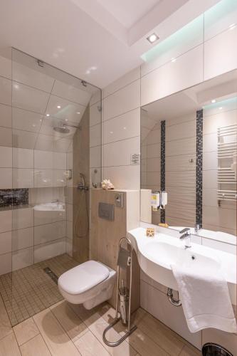a bathroom with a toilet and a sink and a shower at Hotel Bardo in Bardo