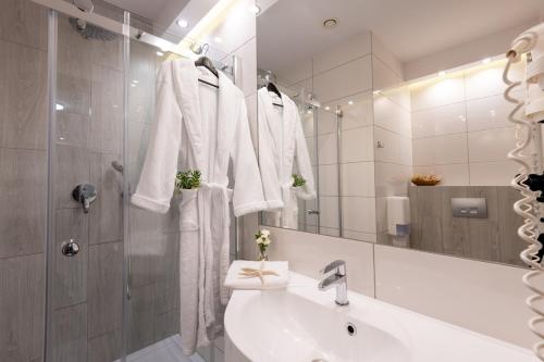 a bathroom with a sink and a mirror at Hotel Bardo in Bardo
