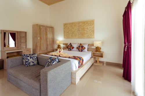 a bedroom with a bed and a couch at Villa Jempana Kintamani in Kintamani