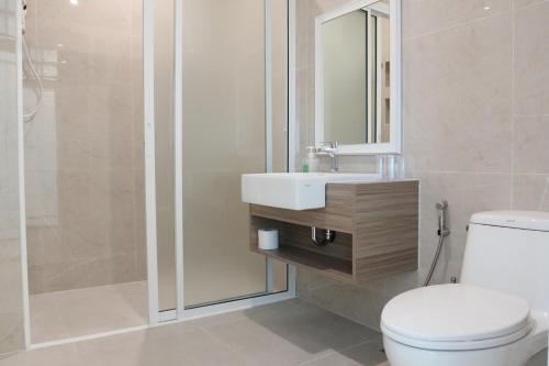 バンコクにあるAiree Premier Residenceのバスルーム(トイレ、洗面台、シャワー付)