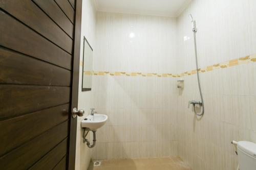 A bathroom at Melody Guest House