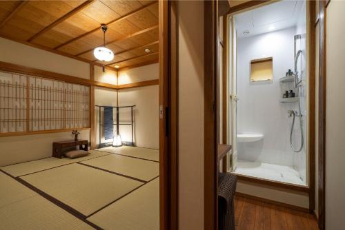 金沢市にあるくろほろ のバスルーム(シャワー、トイレ付)が備わる客室です。