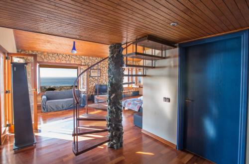 een woonkamer met een wenteltrap in een huis bij Villa Othelo in Ayia Napa