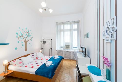 une chambre avec un lit, une table et des chaises dans l'établissement Studio 4U Apartment, à Budapest