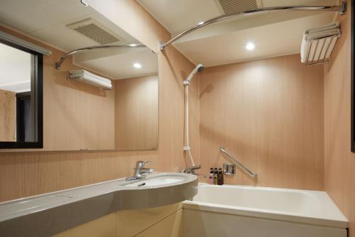 y baño con lavabo y espejo. en the b ochanomizu, en Tokio