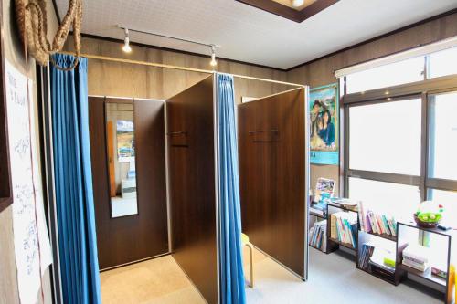 Pokój dla dzieci z kabiną prysznicową i oknem w obiekcie Minshuku Yoshinoya w mieście Minakami