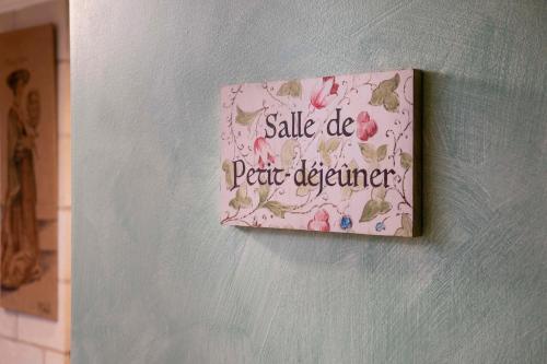 a sign on a wall that says sale do perfect department at Hotel Residence Henri IV in Paris