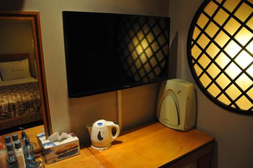 Příslušenství pro přípravu čaje a kávy v ubytování Motel Daeha