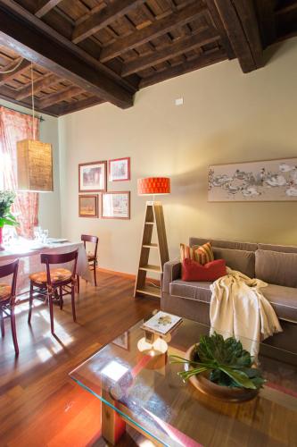 a living room with a couch and a table at Duomo Luxury Apartment Orvieto in Orvieto