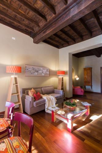 a living room with a couch and a table at Duomo Luxury Apartment Orvieto in Orvieto