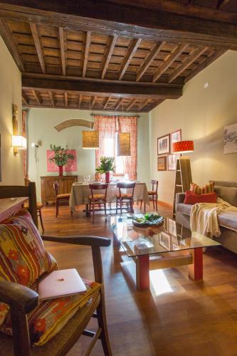 a living room with a couch and a table at Duomo Luxury Apartment Orvieto in Orvieto
