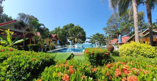 un complejo con piscina y flores en Penny's Resort en Ko Chang