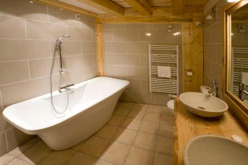 baño con bañera grande y aseo en Chalet Tarine, en Bourg-Saint-Maurice