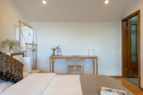 a bedroom with a bed and a table with a chair at 丽江慕云堂观景客栈Lijiang Muyuntang View Hotel in Lijiang