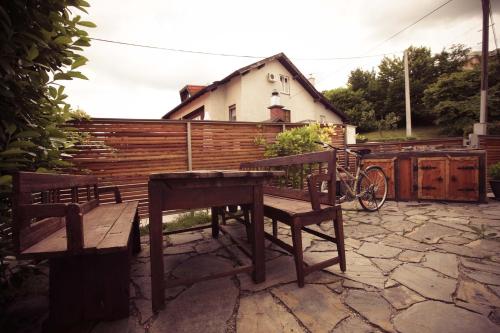 una mesa de picnic y un banco frente a una valla en Rooms Medved, en Samobor