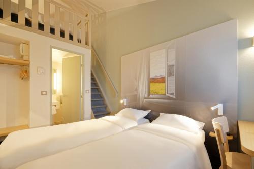 Ένα ή περισσότερα κρεβάτια σε δωμάτιο στο B&B HOTEL Lens Noyelles-Godault