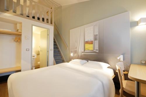 Ένα ή περισσότερα κρεβάτια σε δωμάτιο στο B&B HOTEL Lens Noyelles-Godault