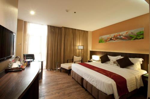 TV a/nebo společenská místnost v ubytování Ramada by Wyndham Manila Central