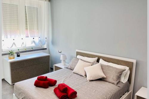 Un dormitorio con una cama con dos animales de peluche rojos. en Appartamento Moderno I Luxury Design, en Soverato Marina