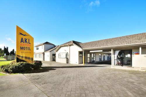 a building with a sign that reads air mountain motel at Auckland Airport Motel in Auckland