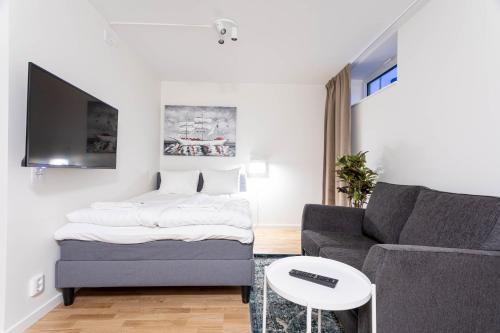 TV a/nebo společenská místnost v ubytování ApartDirect Linköping Vasastaden