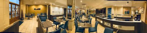 a restaurant with tables and chairs in a building at Hotel Kennedy Nova in Il-Gżira