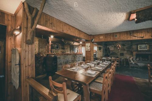 Bourazani Wild Life Resort tesisinde bir restoran veya yemek mekanı