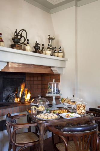 een tafel met eten erop voor een open haard bij Villa Zelma in Cantagrillo