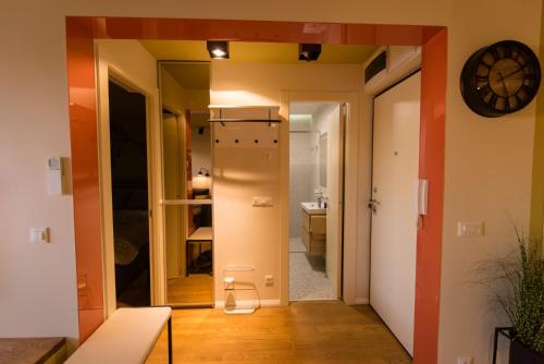 un pasillo que conduce a una habitación con baño en The Wall Apartment en Zadar