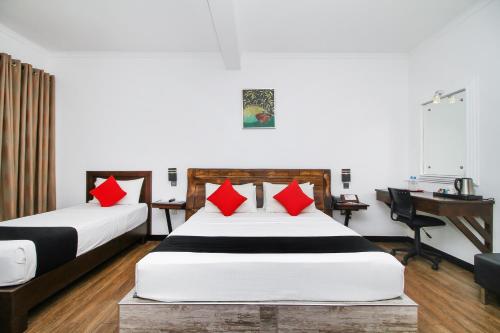 Кровать или кровати в номере Sasha Transit Hotel