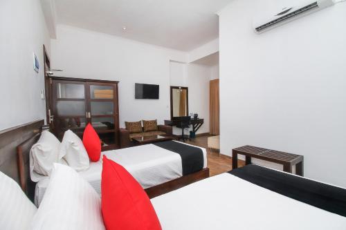 Säng eller sängar i ett rum på Sasha Transit Hotel