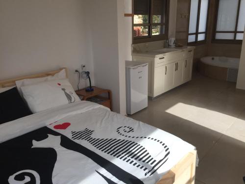 um quarto com uma cama e uma casa de banho em נוריות בגלבוע 1 em Nurit