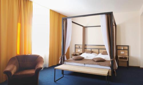 Un pat sau paturi într-o cameră la Hotel Zobor